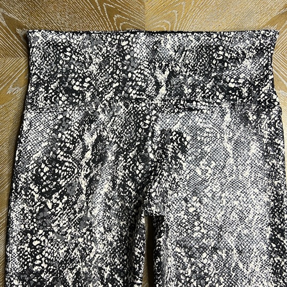 SPANX Faux Leather Snakeskin Print Leggings XL - Picture 8 of 9